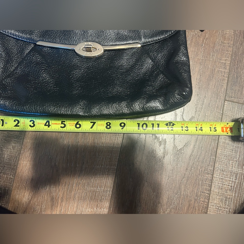 Coach black leather shoulder bag with gold accents - Picture 3 of 11